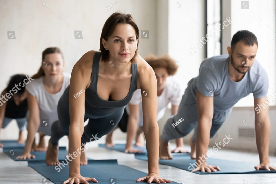 Gruppträningssession med yoga